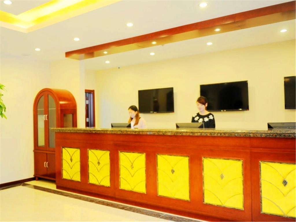 Циньхуандао: GreenTree Inn Qinhuangdao Peace Avenue Express Hotel