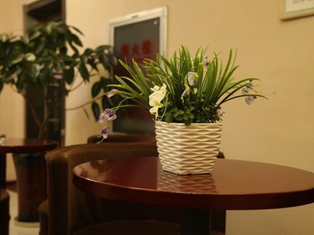 Цзинин: GreenTree Inn Jining Jiaxiang County Jianshe South Road Express Hotel