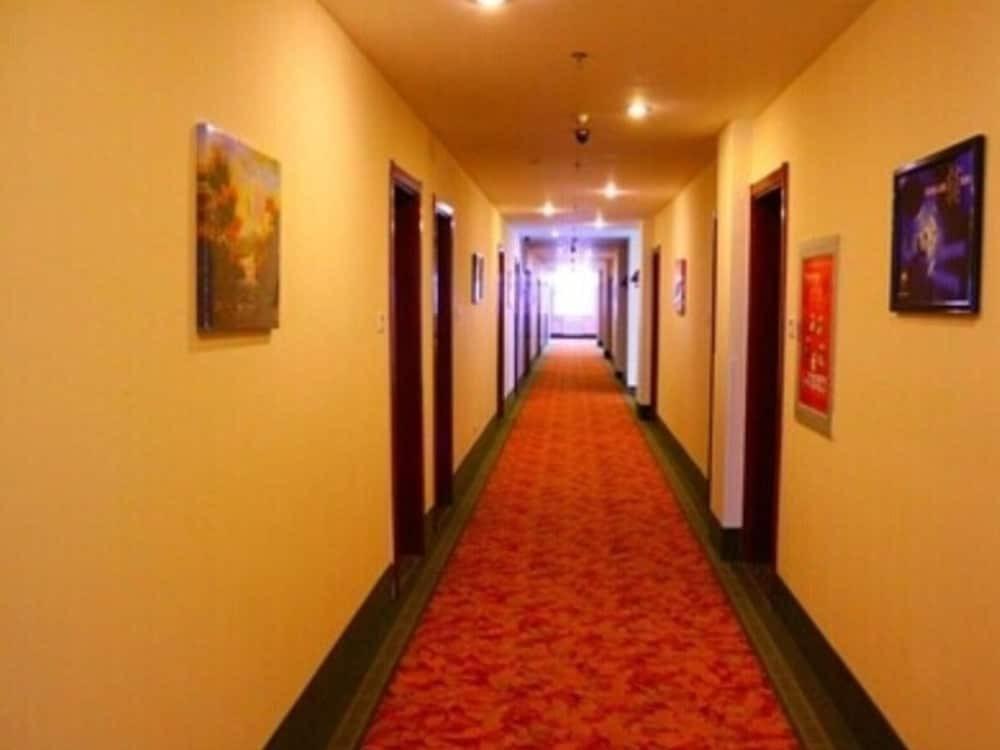 Цзинин: GreenTree Inn Jining Jiaxiang County Jianshe South Road Express Hotel