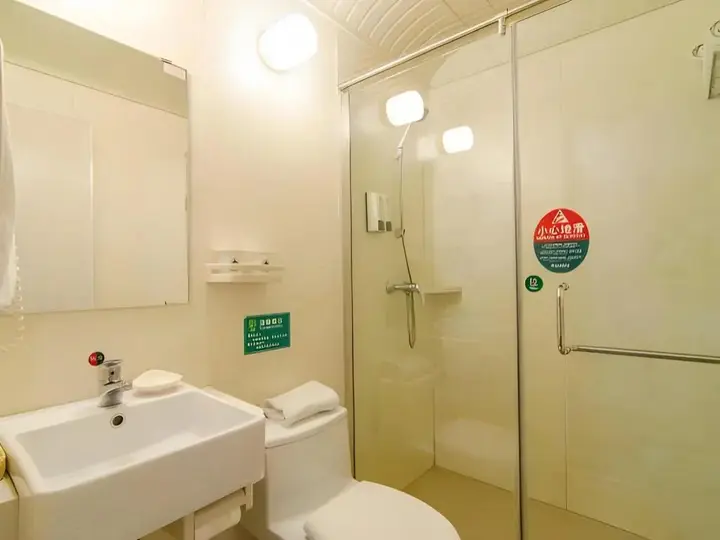 Далянь: GreenTree Inn Liaoning Dalian Railway Station South Shengli Square Express Hotel