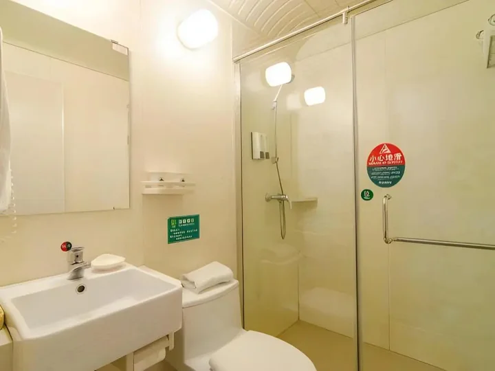 Далянь: GreenTree Inn Liaoning Dalian Railway Station South Shengli Square Express Hotel