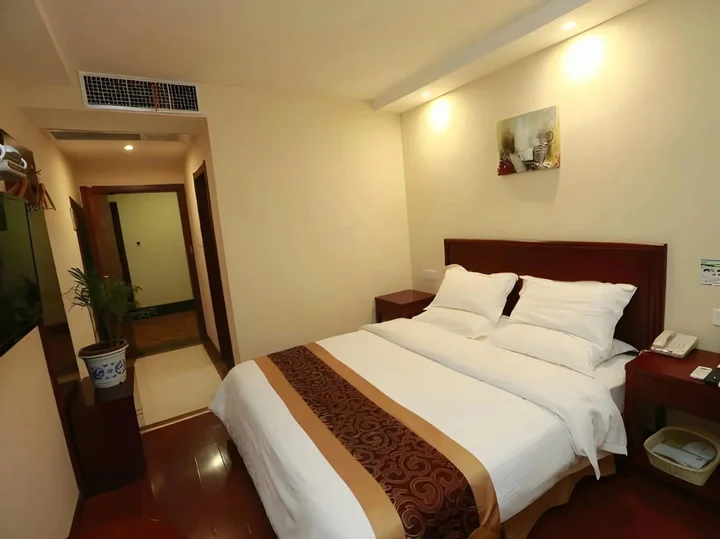 Чунцин: GreenTree Inn Chongqing Shiqiaopu Computer City Light Rail Stine Express Hotel