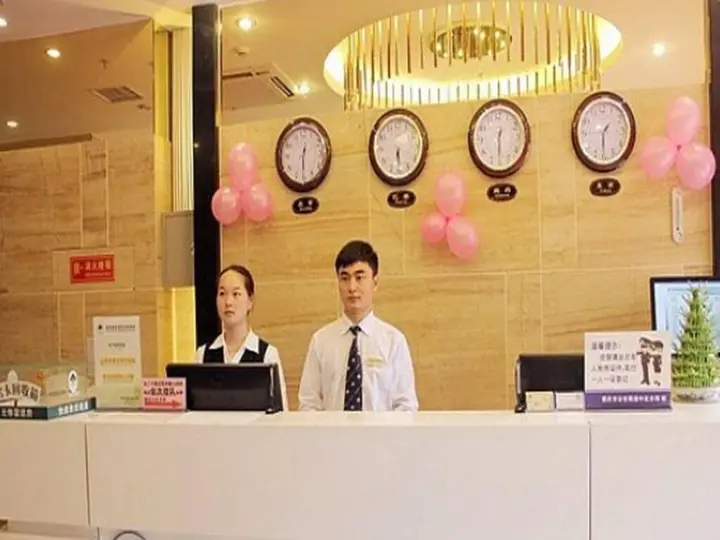 Чунцин: GreenTree Inn ChongQing Yuzhong LiangLuKou Subway Station Express Hotel
