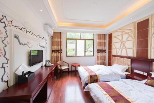 Яань: Ya'an Bifengxia Jinshan'ge Inn