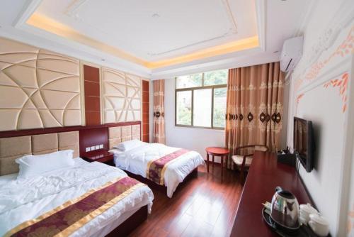 Яань: Ya'an Bifengxia Jinshan'ge Inn