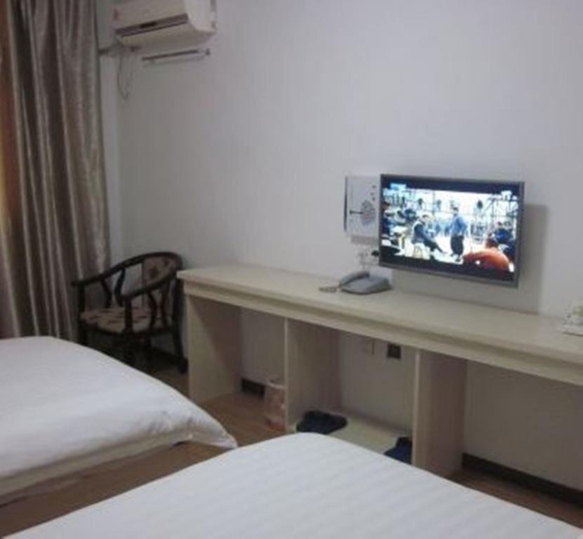 Аньцин: Wei Qian Shan Jiu Zhou Fast Inn
