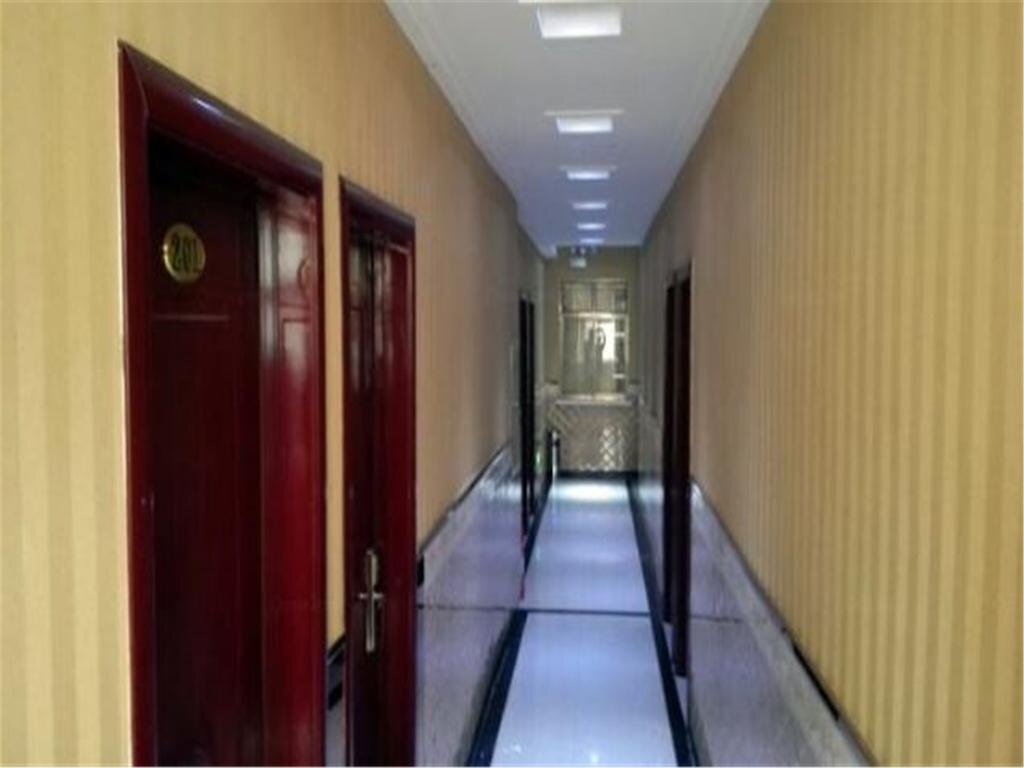 Линьи: 1818 Business Hotel