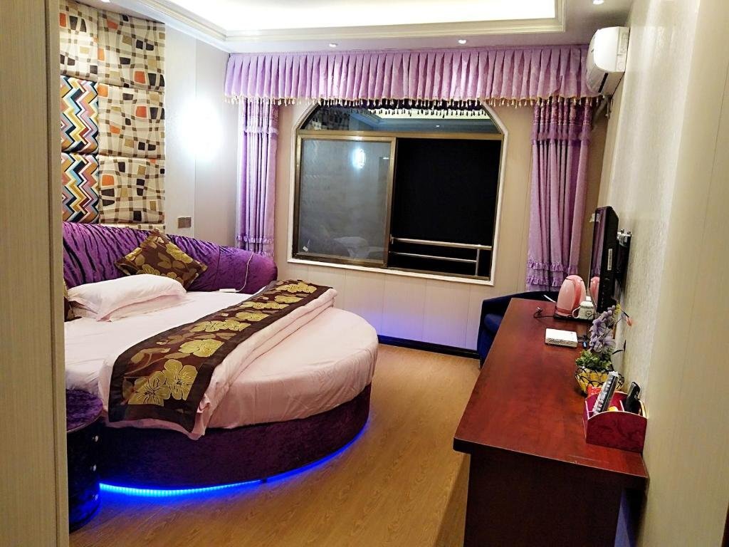Яань: Bifengxia Changhong Business Hotel