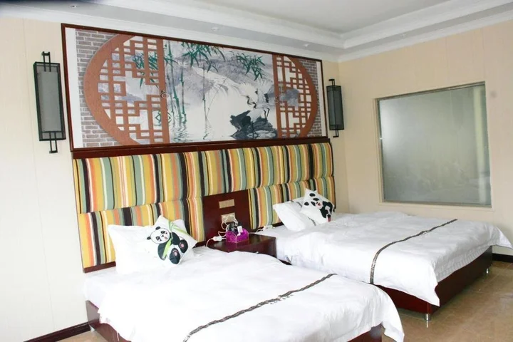 Яань: Bifengxia Changhong Business Hotel