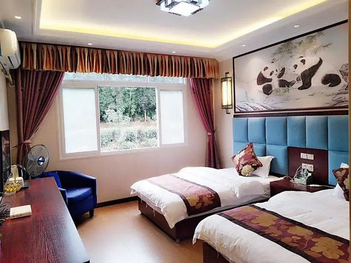 Яань: Bifengxia Changhong Business Hotel