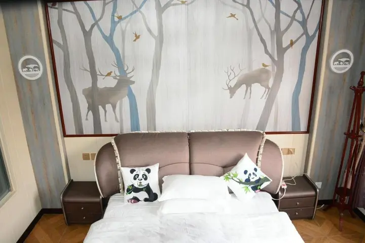 Яань: Bifengxia Changhong Business Hotel
