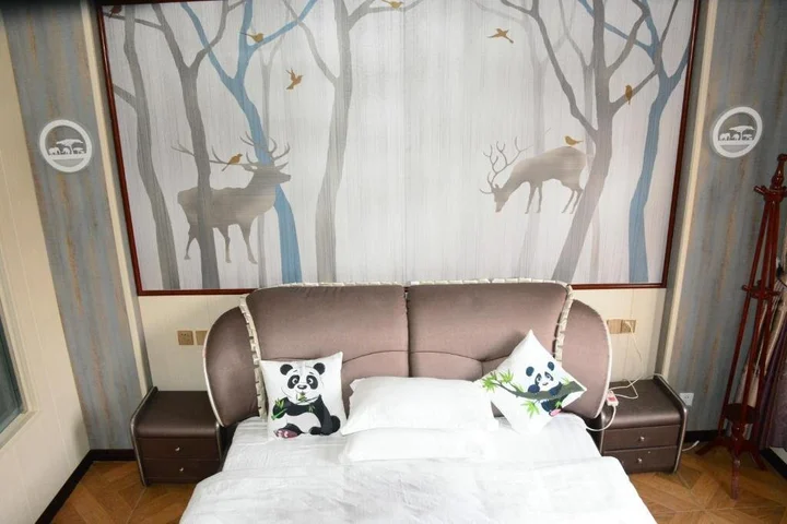 Яань: Bifengxia Changhong Business Hotel