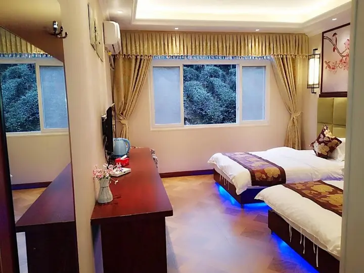 Яань: Bifengxia Changhong Business Hotel