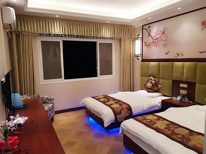 Яань: Bifengxia Changhong Business Hotel