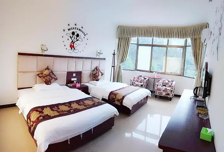 Яань: Bifengxia Changhong Business Hotel