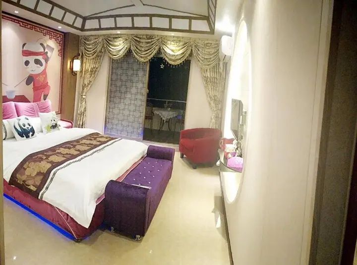 Яань: Bifengxia Changhong Business Hotel