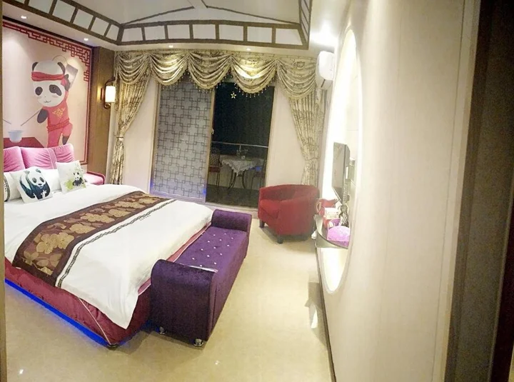 Яань: Bifengxia Changhong Business Hotel