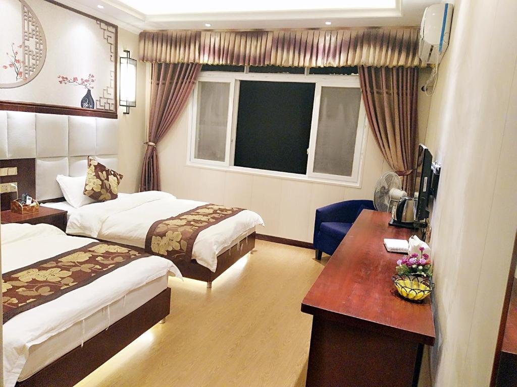 Яань: Bifengxia Changhong Business Hotel