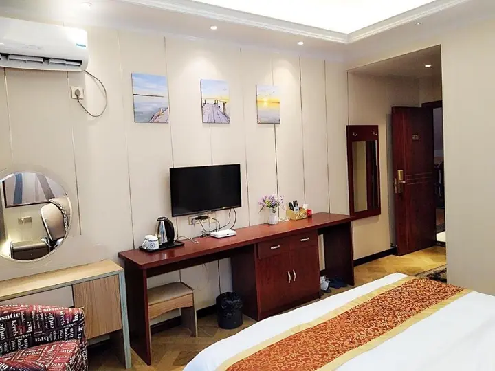 Яань: Bifengxia Changhong Business Hotel