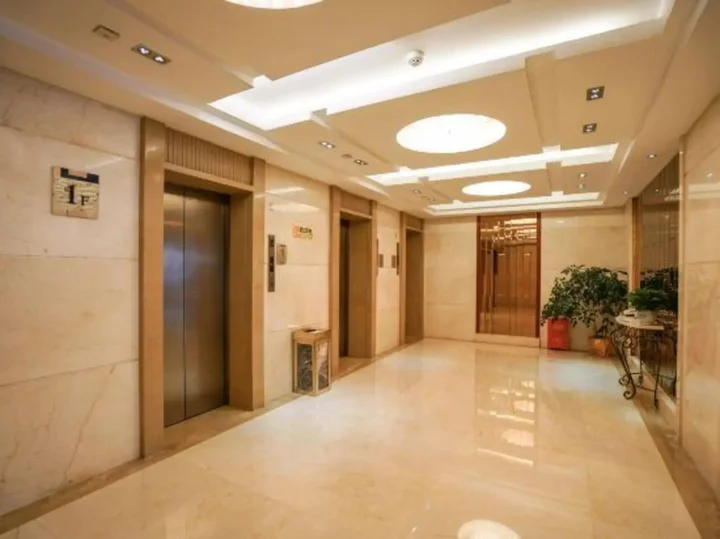 Цзиньэ: Longchang East Hotel