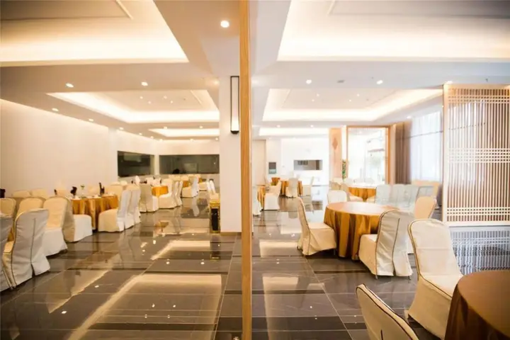 Миян: Jinding Hotel Mile
