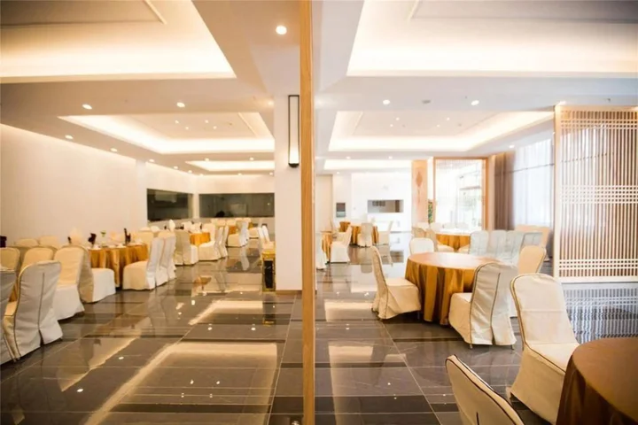 Миян: Jinding Hotel Mile
