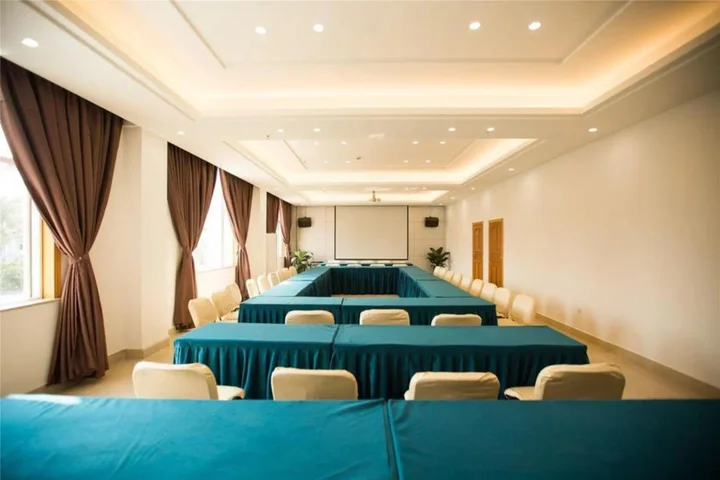 Миян: Jinding Hotel Mile