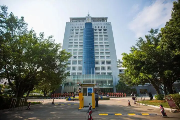 Миян: Jinding Hotel Mile