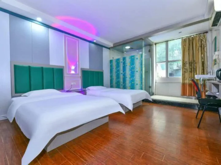 Лючжоу: Chunhe Business Hotel