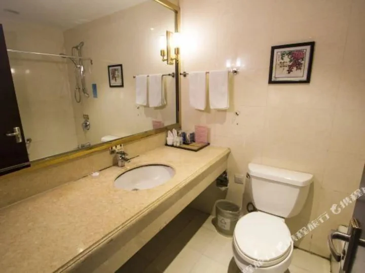 Уи: Mingzhao Hot Spring International Hotel