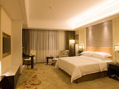Джиангме: Vienna Hotel Jiangmen Heshan Huamao