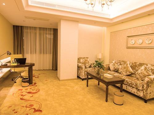 Джиангме: Vienna Hotel Jiangmen Heshan Huamao