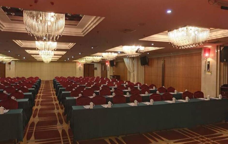 Синьян: Xinyang East Earl Hotel