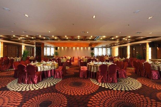 Синьян: Xinyang East Earl Hotel