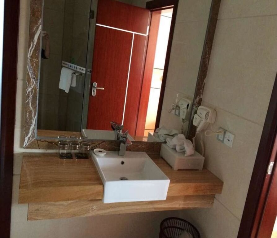 Чжаоцин: Longzhu Hotel