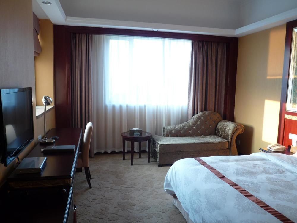 Чжаоцин: Longzhu Hotel