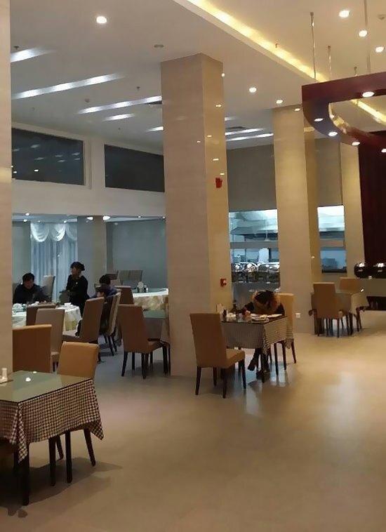 Шанграо: Dongfang International Hotel