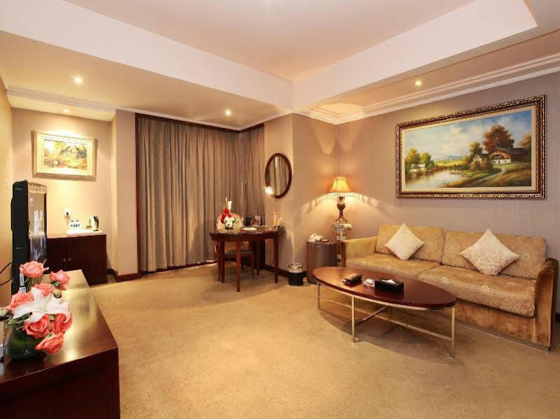 New Century Pujiang Hotel — фото 4