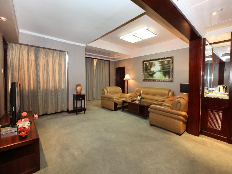 New Century Pujiang Hotel — фото 1