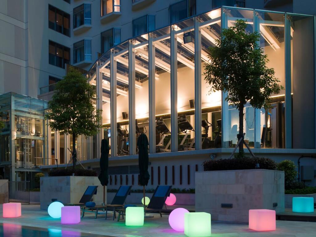 Гонконг: Lhotel Island South