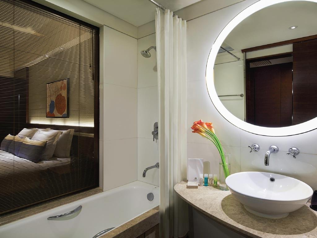 Гонконг: Lhotel Island South