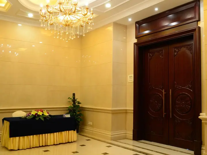 Шанхай: The Bund Riverside Hotel