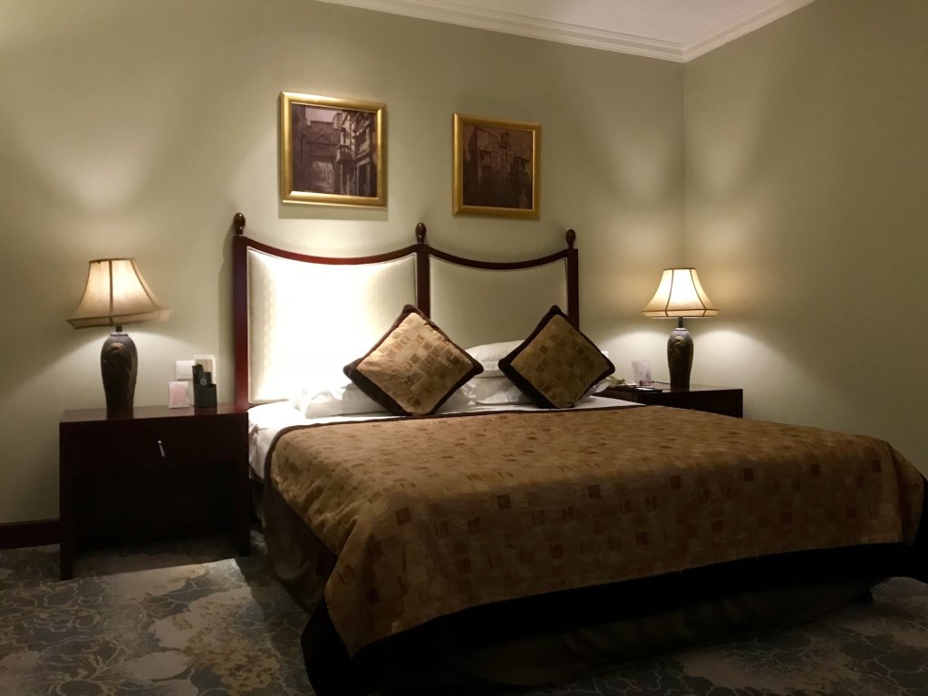 Шанхай: The Bund Riverside Hotel