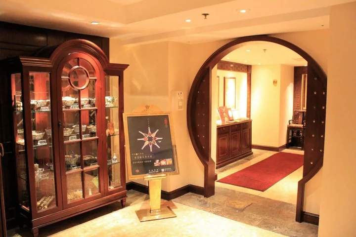 Гонконг: The Emperor (Happy Valley) Hotel
