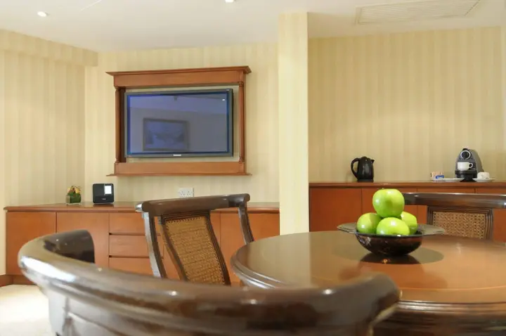 Гонконг: The Emperor (Happy Valley) Hotel
