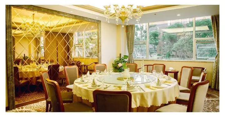 Нанкин: Round Hotel