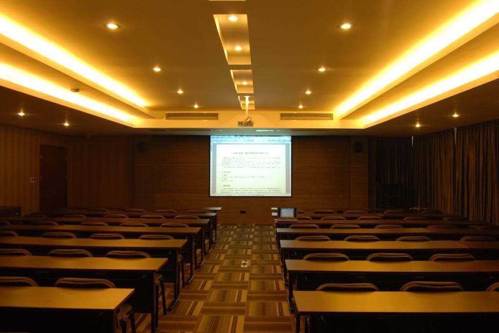 Нанкин: Round Hotel