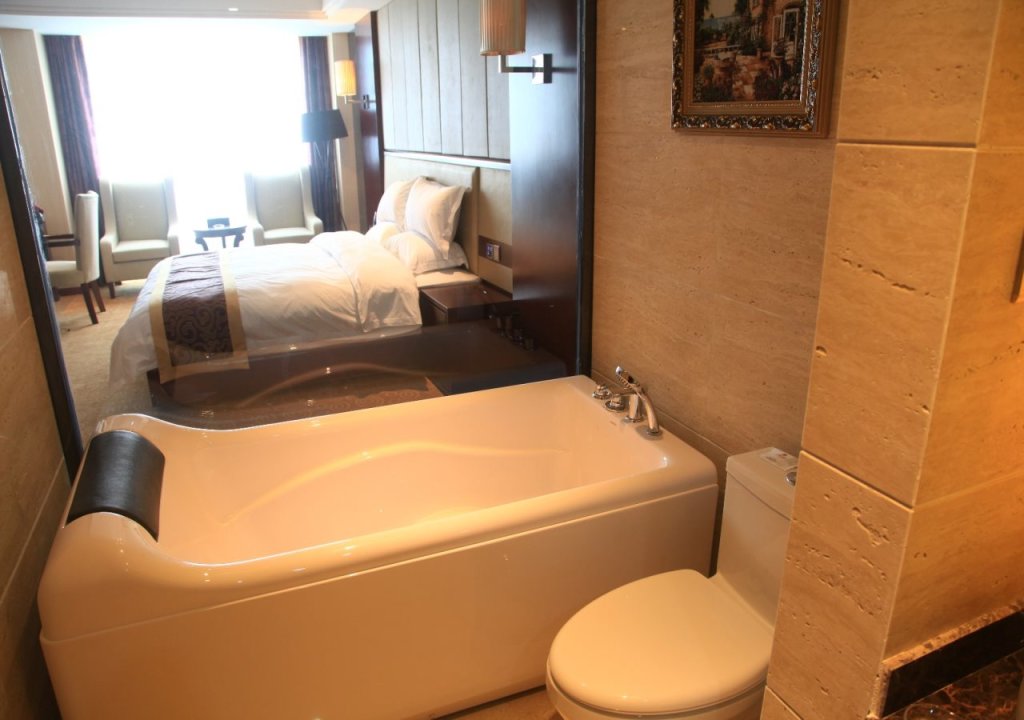 Лешан: Baihai Holiday Inn