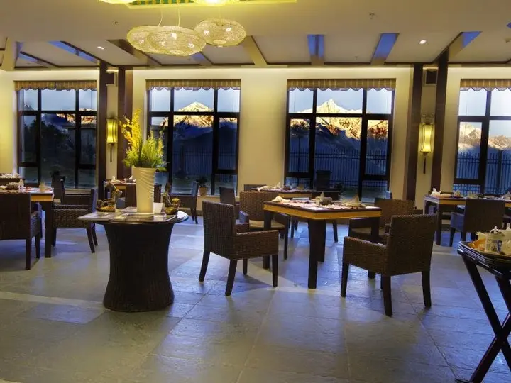Шангри-Ла: High Mountain Resort Deqin