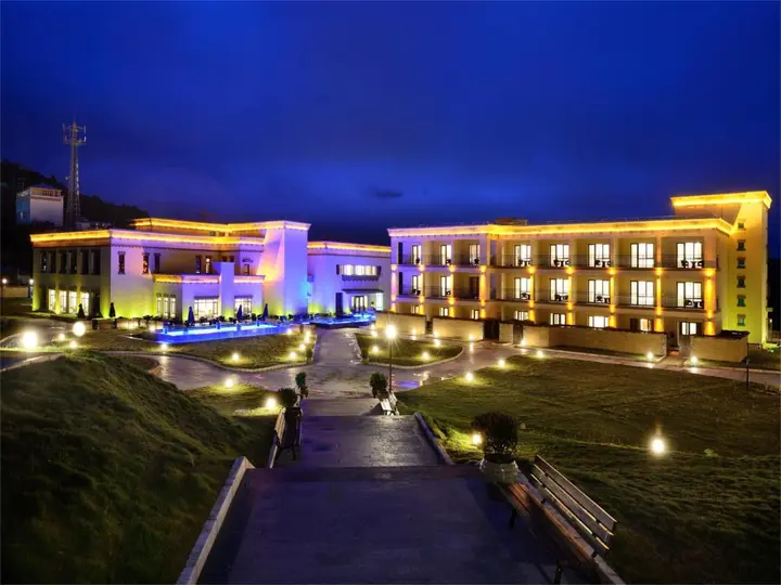 Шангри-Ла: High Mountain Resort Deqin